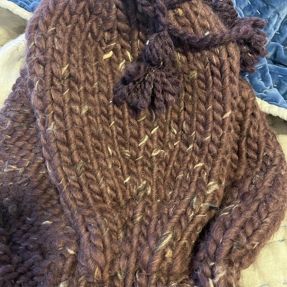 Handmade 100% Wool Chunky Knit Hooded Capelet - Picture 4 of 16